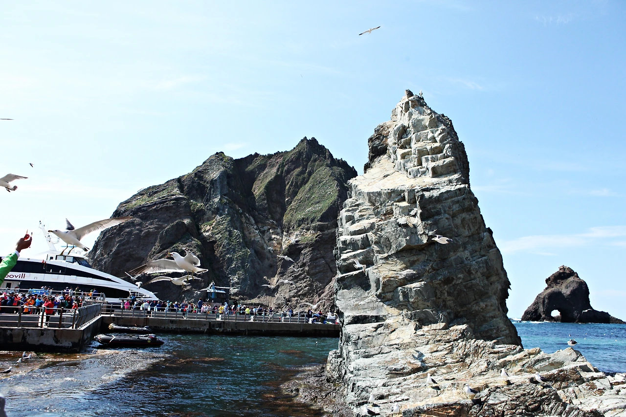 4. 동도의 숯돌바위와 서도 사이에 여객선이 접안한다..JPG