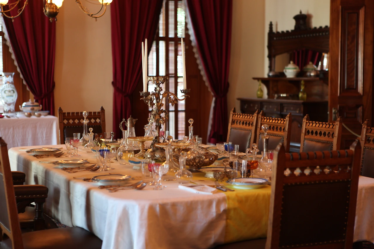 9. 식탁을 봐도 화려한 생활상을 알 수 있다..JPG