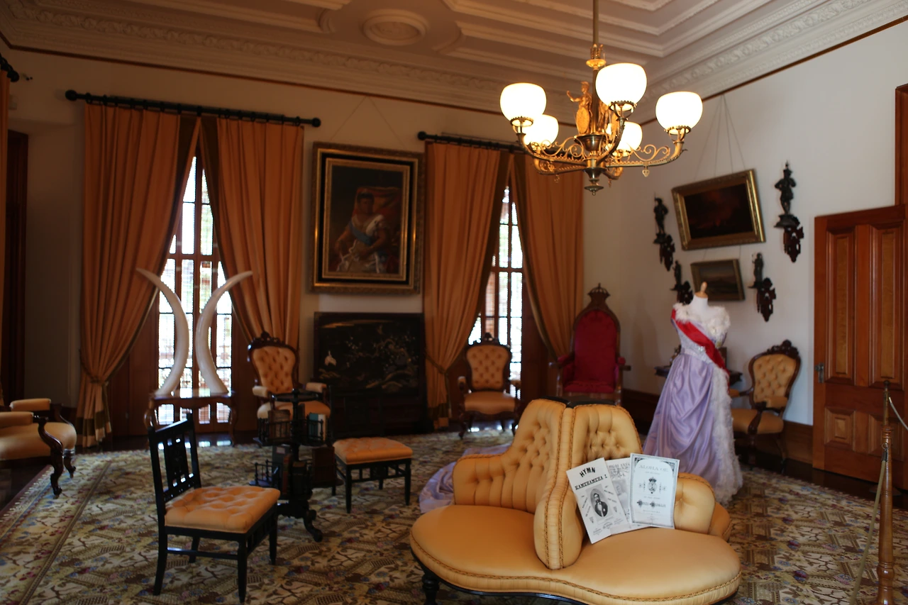 8. 릴리우오칼라니 여왕의 드레스와 악보이다..JPG