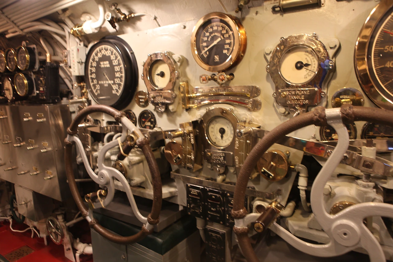 5. 잠수함 내부는 복잡한 구조로 되어있다..JPG