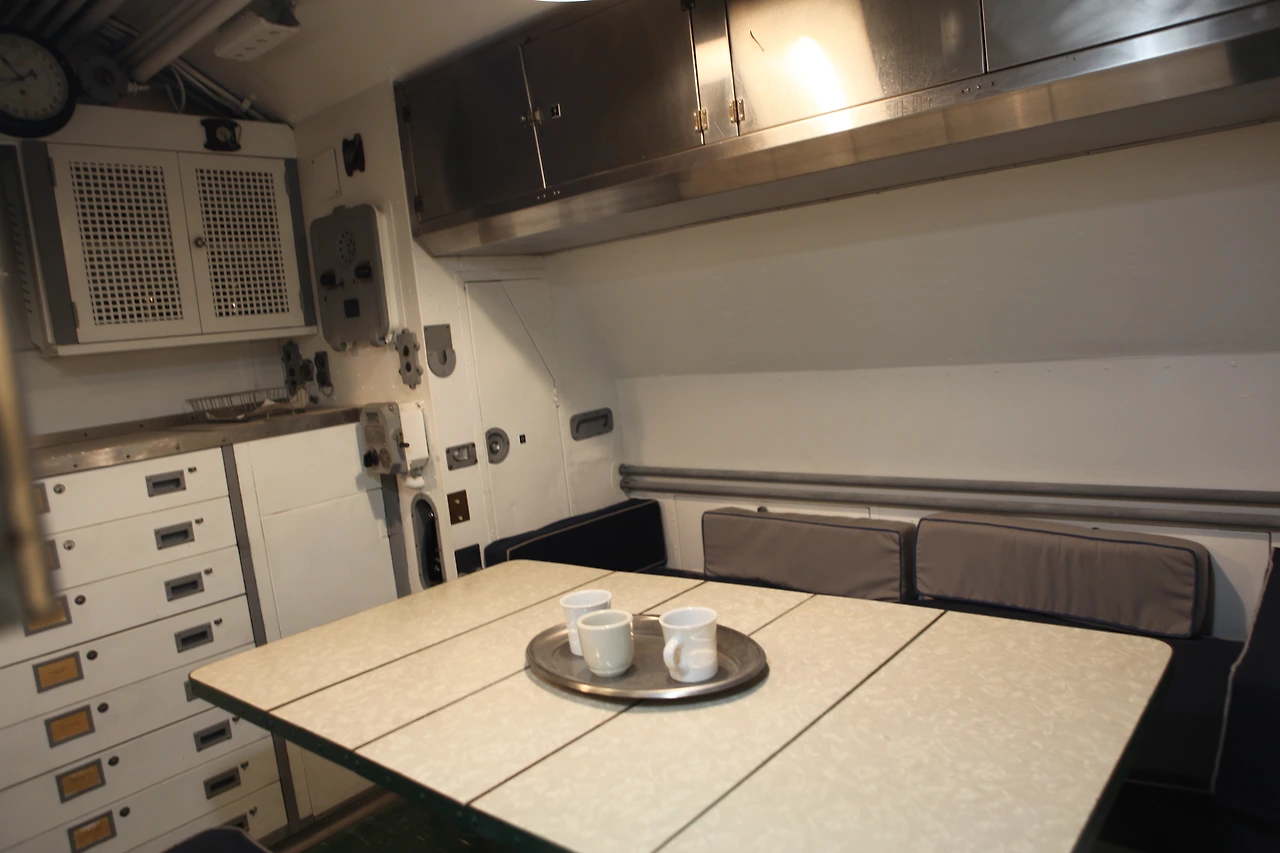 8. 잠수함 내부의 식탁이다..JPG