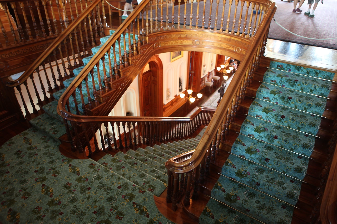 6. 이올라니 궁전에 들어서면 아름다운 계단이 먼저 눈에 띈다..JPG