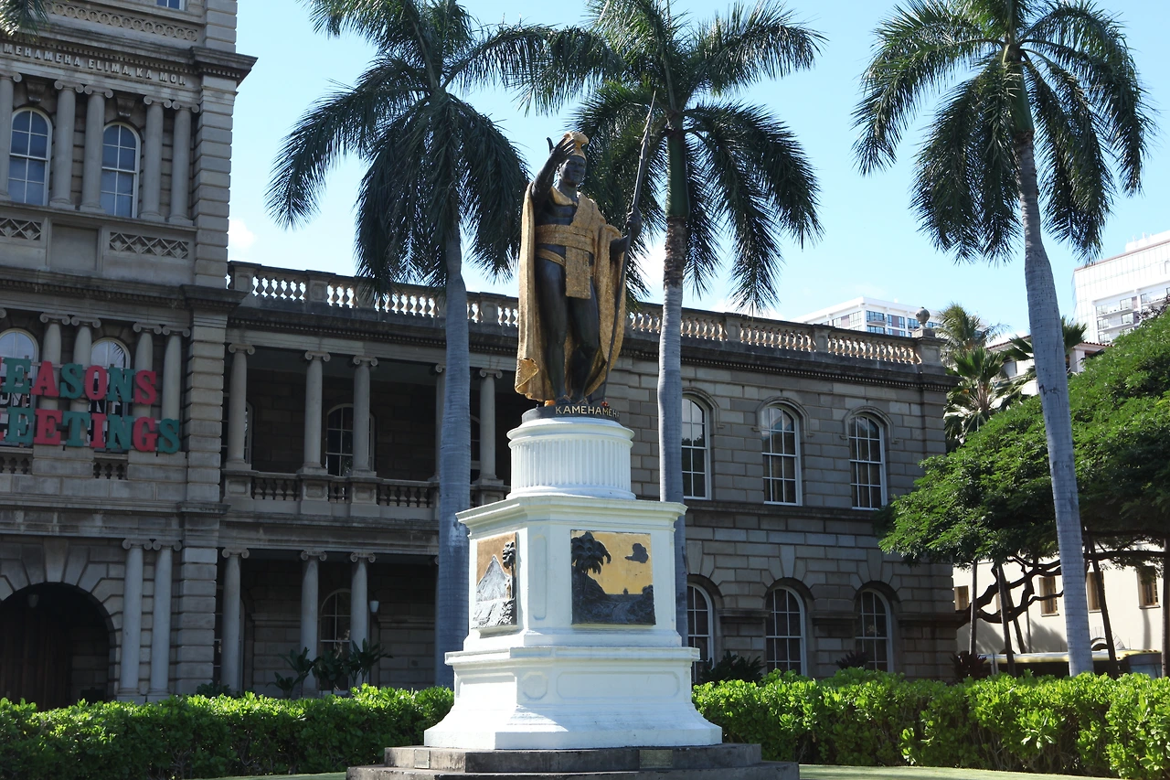 1. 카메하메하 동상이 이올라니 궁전 앞에 있다..JPG