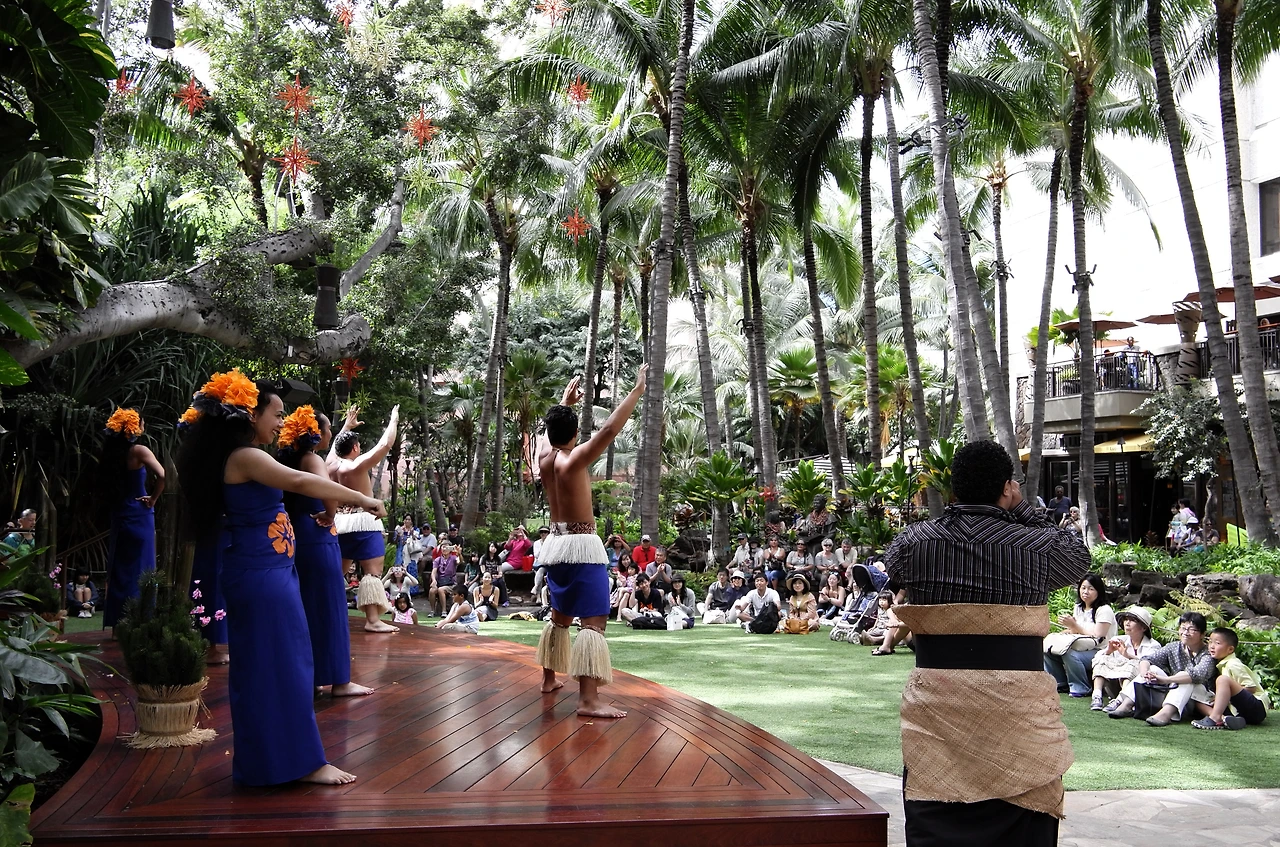 0002.jpg 와이키키해변으로 가는길 훌라춤 을 함깨 춘다..JPG