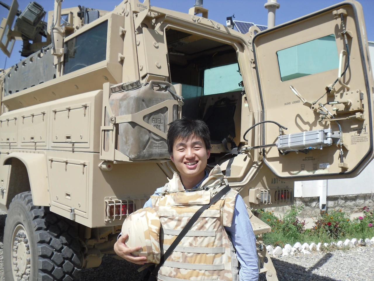 2010년 아프가니스탄 지방재건팀 근무 당시 필드 미션 복귀 후 타고 나갔던 군용장갑차 방탄조끼 헬멧과 함께.JPG