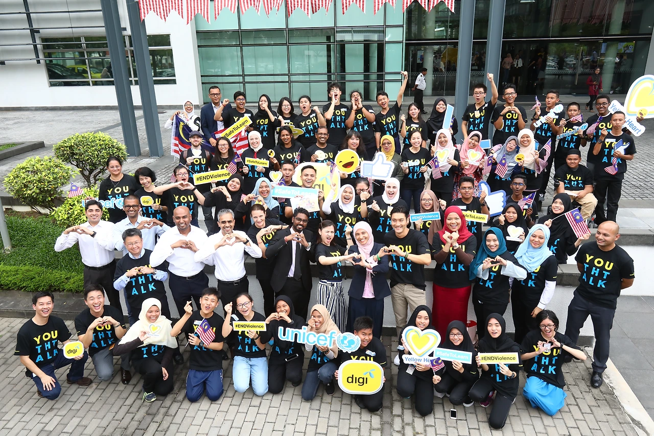 유니세프에서 기획한 학교 폭력 방지 캠페인 일환 유스토크 행사 후 with 최시원 홍보대사 (본인 왼쪽 아래).JPG