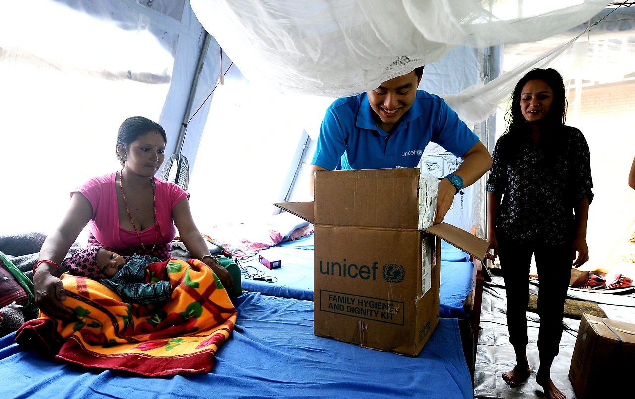 2015년 유니세프 네팔 지진 긴급구호 때 유니세프 지원 구호 물품 배분하던 때.JPG