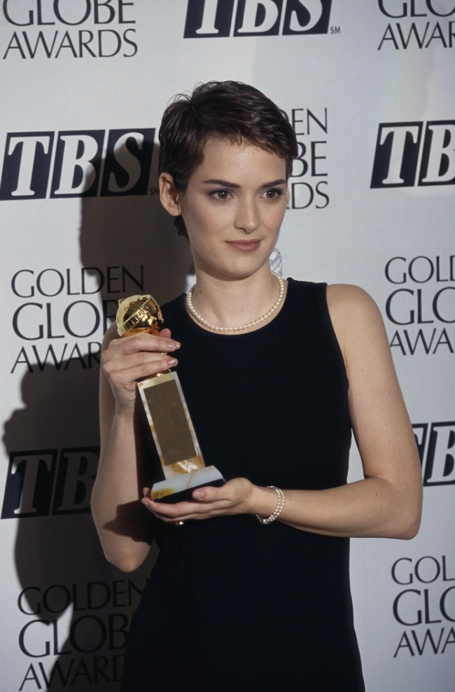 골든글로브와 위노나 라이더.PNG