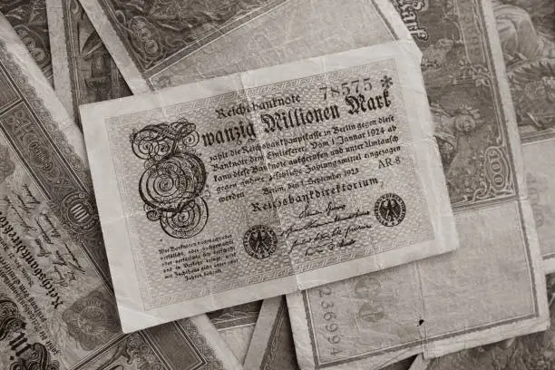 %EC%9D%BC%EB%B6%80-%EC%98%A4%EB%9E%98%EB%90%9C-%EC%97%AD%EC%82%AC%EC%A0%81%EC%9D%B8-%EB%8F%85%EC%9D%BC-%EC%A7%80%ED%8F%90%EB%8A%94-%ED%85%8C%EC%9D%B4%EB%B8%94%EC%97%90-%ED%8E%BC%EC%B3%90%EC%A0%B8-%EC%9E%88%EC%8A%B5%EB%8B%88%EB%8B%A4.jpg?s=612x612&w=0&k=20&c=Q5YIuB4cexpTY4Fis0WtR7BzQxM8hp1aypBMjSW1d-U=