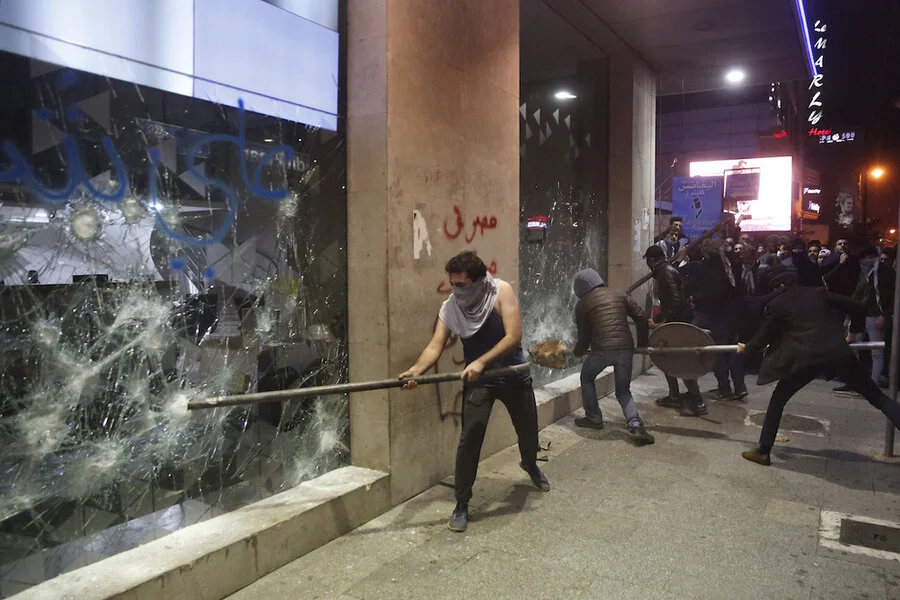 1096281_1_0114-Beirut-Bank-protests_standard.jpg?alias=standard_900x600