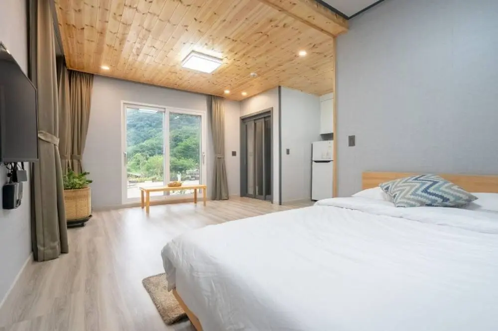 Korea_Yangpyeong_Yangpyeong Chorokbam Pool Villa Pension 2.jpeg