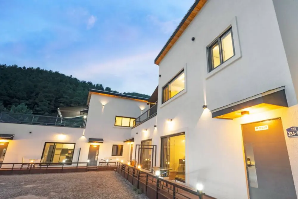 Korea_Yangpyeong_Yangpyeong Chorokbam Pool Villa Pension 1.jpeg