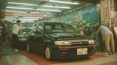 madmaiz_retro_90s_film_photo_used_car_dealership_in_Korea_fathe_6c6e2df2-db3.png?type=w580