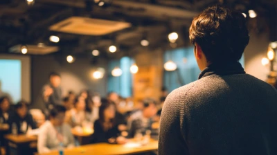 madmaiz_a_korean_speaker_presenting_in_a_dim_seminar_room_audie_9732f920-c5c.png?type=w580