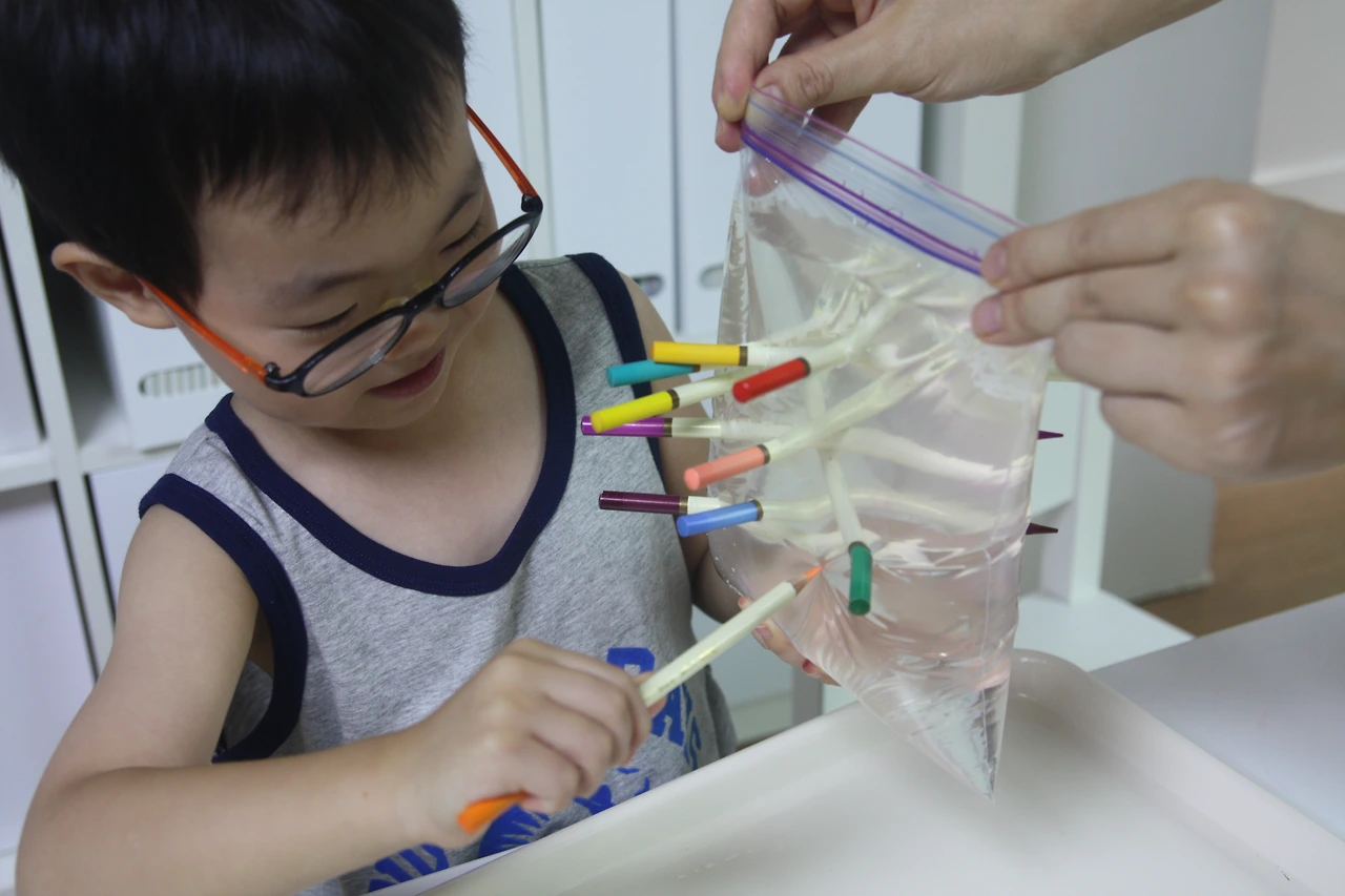 구멍을뚫어도물이새지않는비닐봉지 메인 (1).JPG