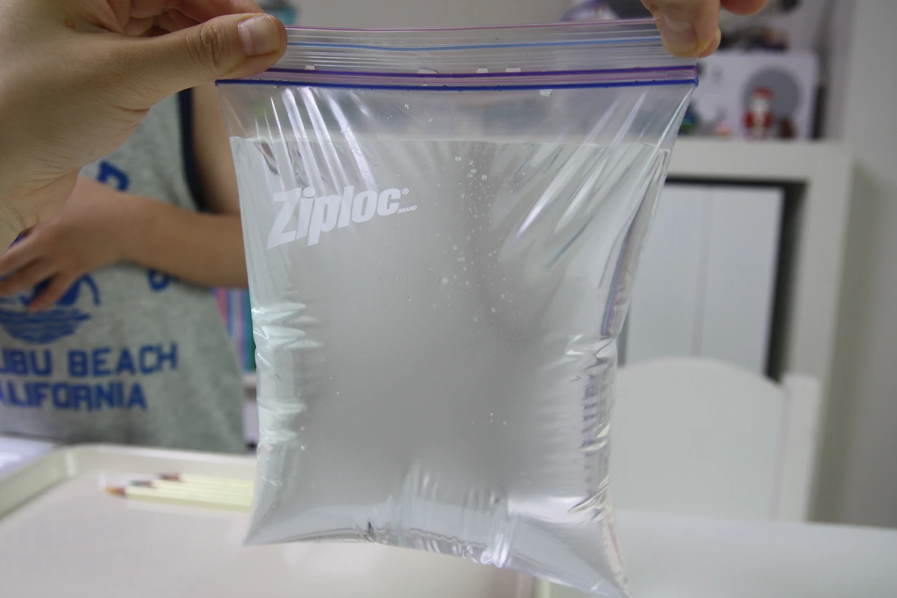 구멍을뚫어도물이새지않는비닐봉지 02.JPG