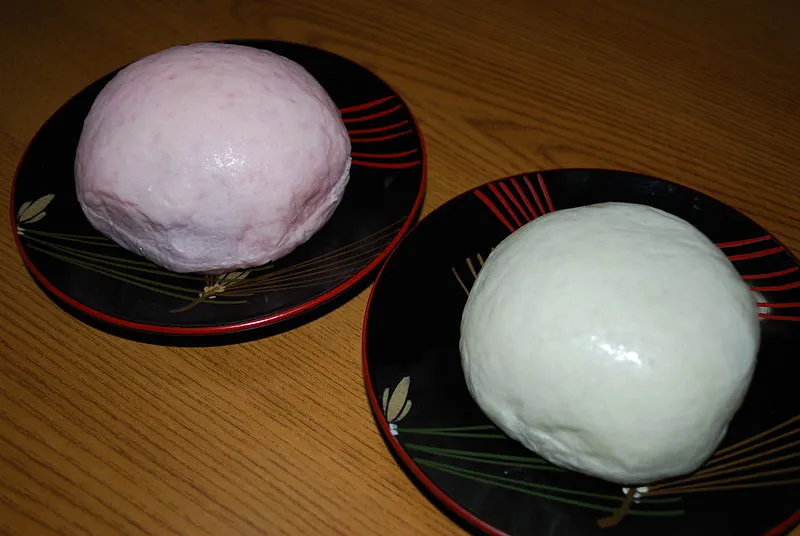 800px-Red-and-white_steamed_bun,kouhaku-manjyu,Katori-city,Japan.JPG