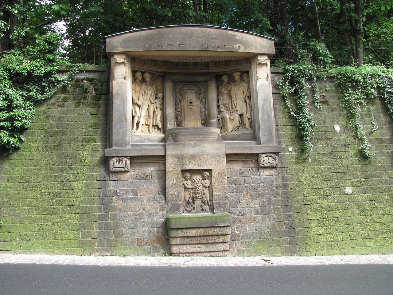 3-8 Dresden Schiller Koerner Brunnen.JPG