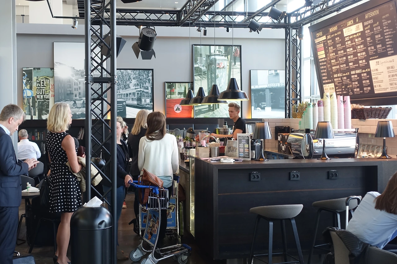 스톡홀름 공항 조앤더쥬스 2.JPG