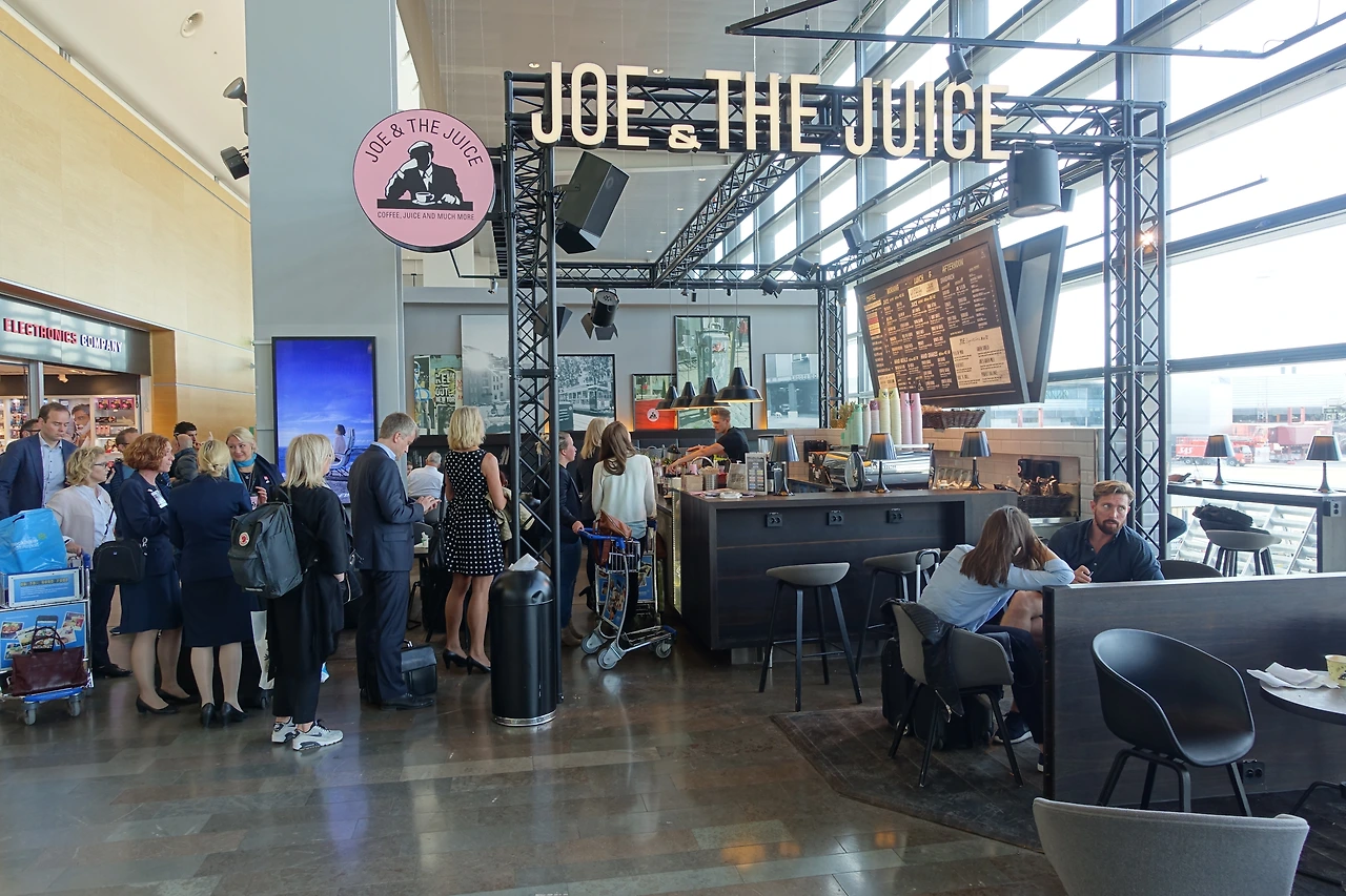 스톡홀름 공항 조앤더쥬스.JPG