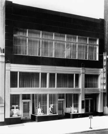 gen-archives-M0007-museum-of-non-objective-painting-exterior-370x458.jpg?type=w773