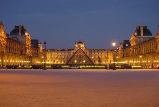 Louvre_at_night_centered.jpg?type=w773