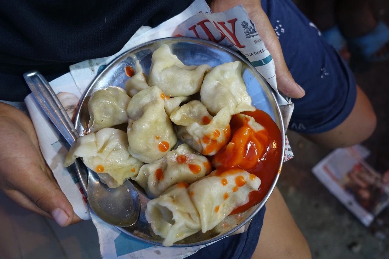 사진 6-작은 접시에 담겨져 나오는 모모와 토마토 소스.JPG