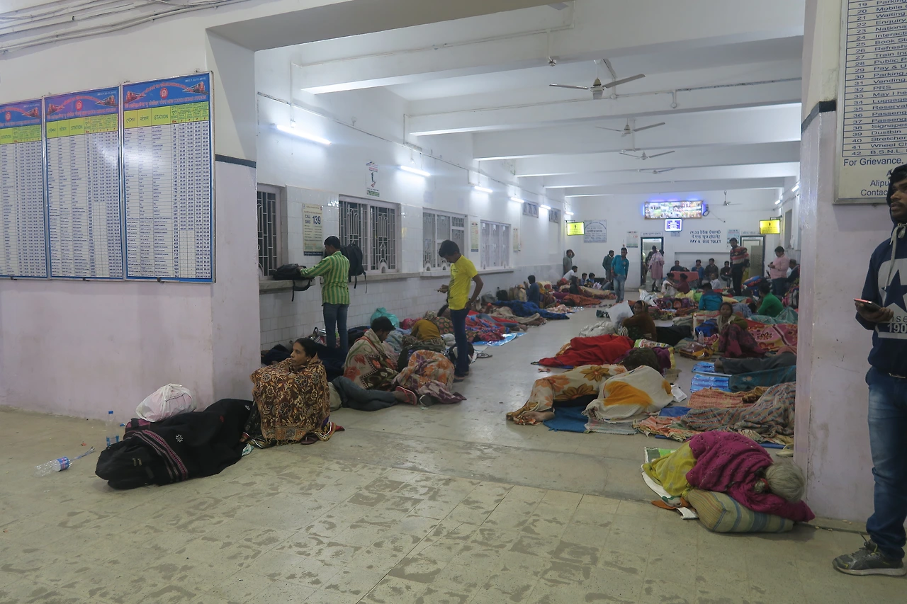 사진2 기차역 안에서 잠을 자며 기차를 기다리는 사람들.JPG