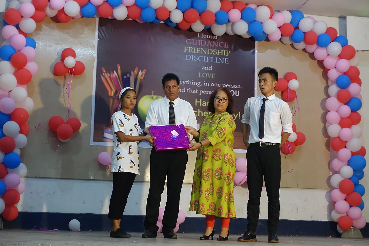 사진 5 교장 선생님과 사모님께 선물을 드리는 모습.JPG