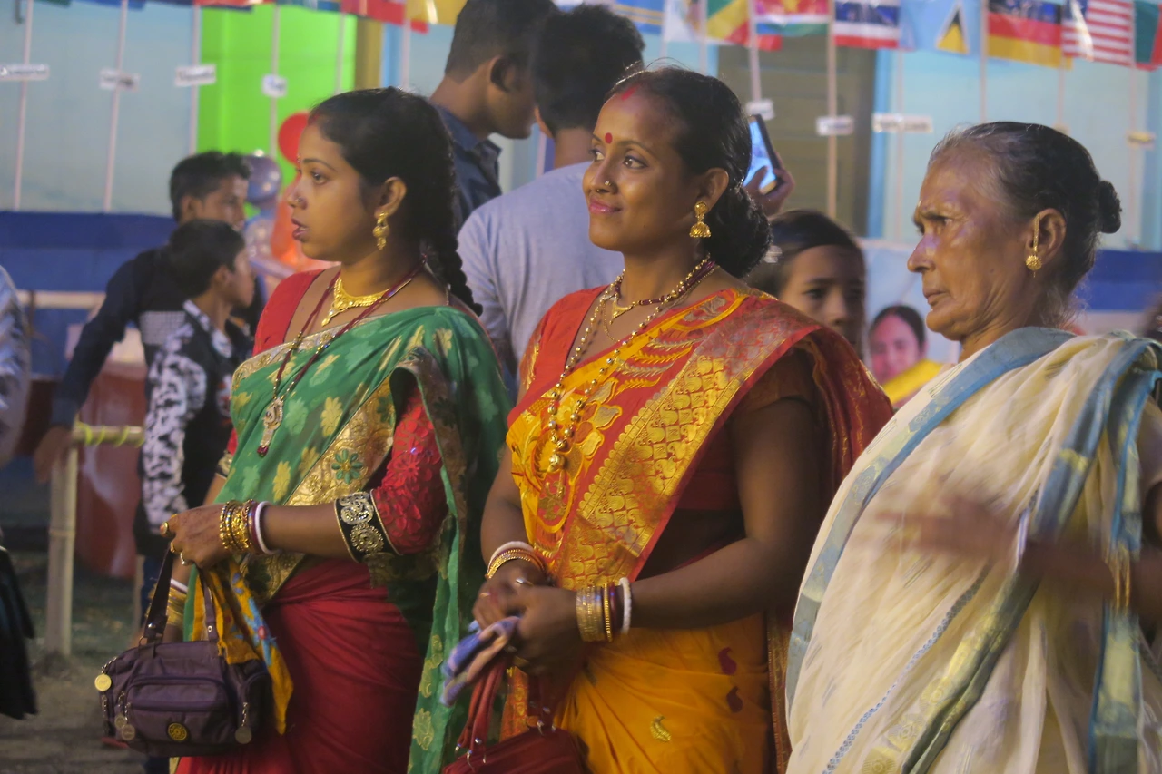 5.드루가신을 구경하는 여인들.JPG