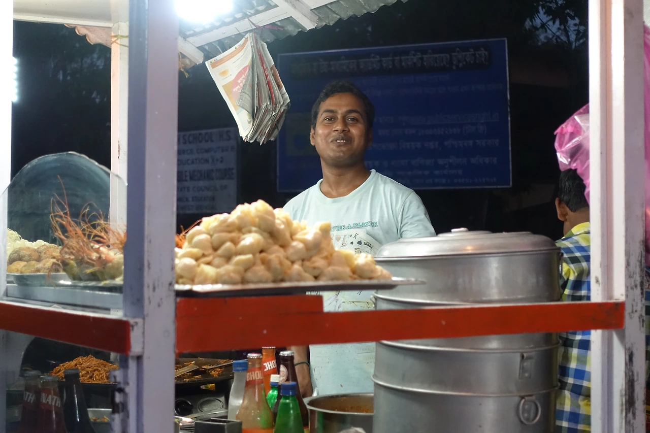 사진 2 -몇 층되는 찜통기로 모모를 찌고 있는 아저씨.JPG