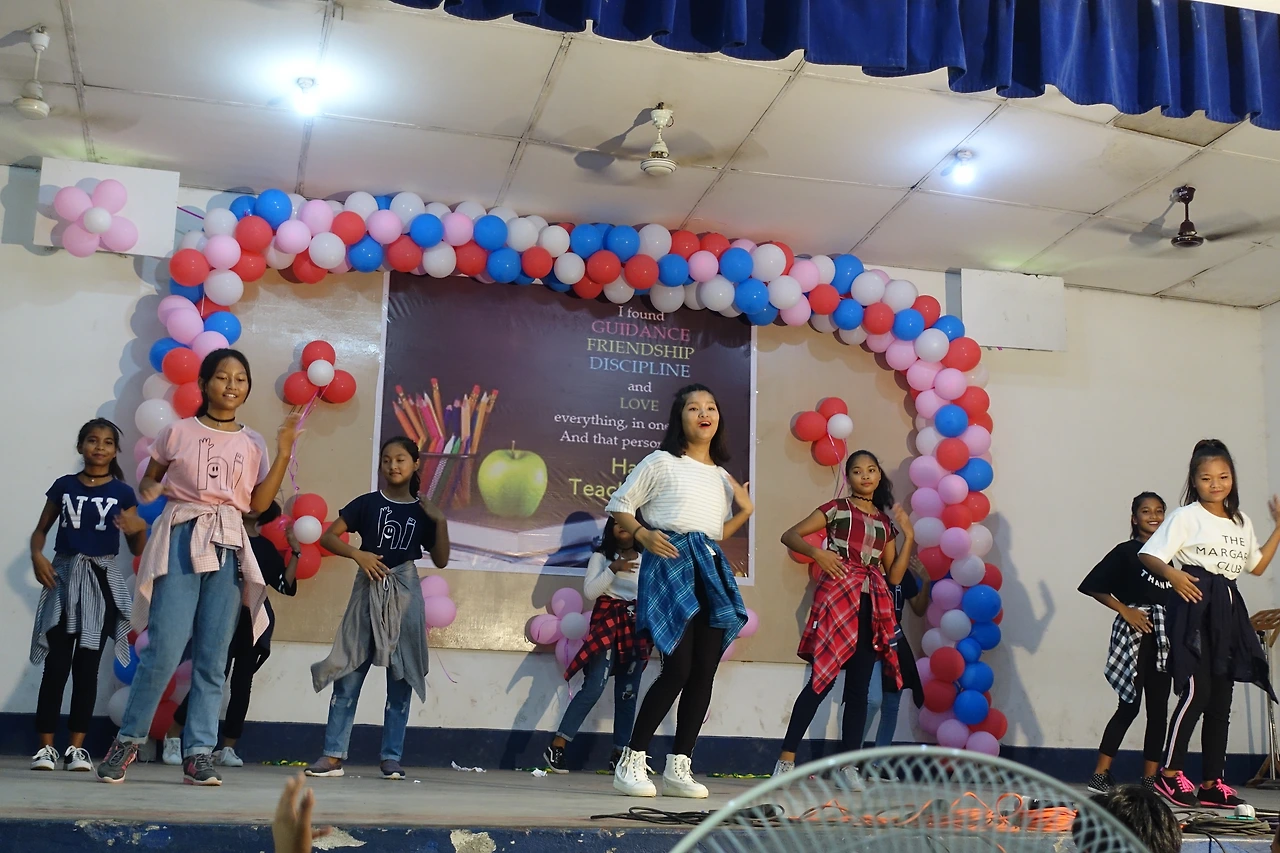 사진 4 한국 노래에 맞춰 춤을 추는 학생들.JPG