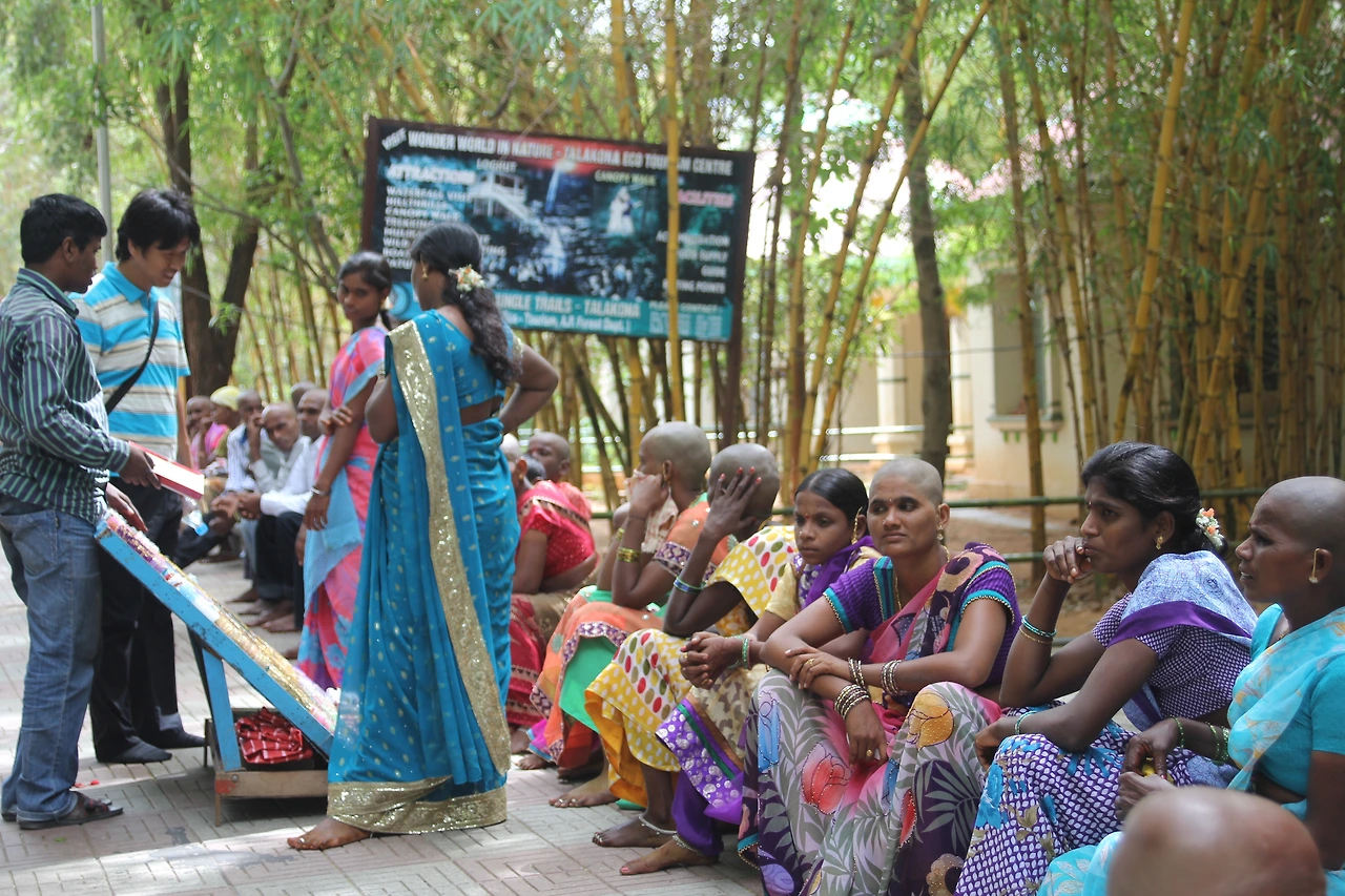 신께 바치기 위해 머리카락을 자른 여인들.JPG
