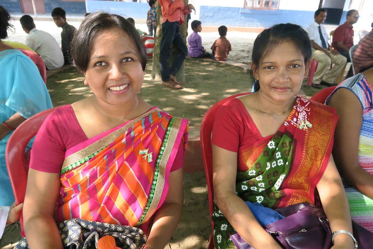 인도 전통옷 위에 국기 배치를 달고 있는 모습.JPG