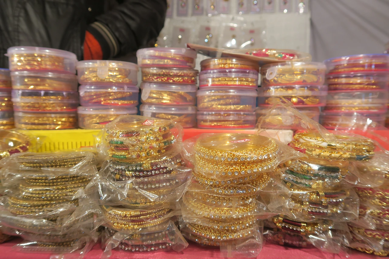 사진10-인도 여인들이 손목에 즐겨 차는 뱅글.JPG