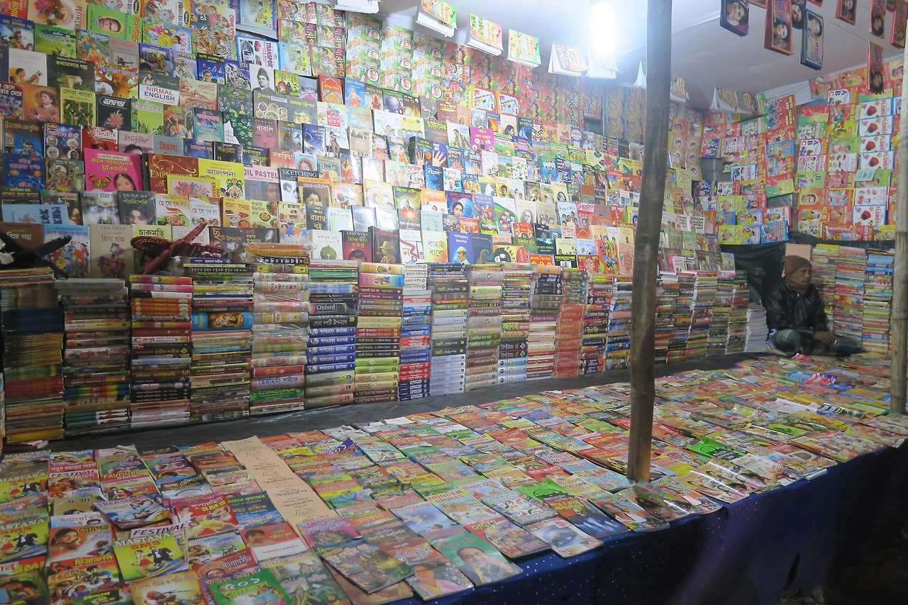 사진6- 잘 정돈된  책들 위에 앉아 있는 책방 아저씨.JPG