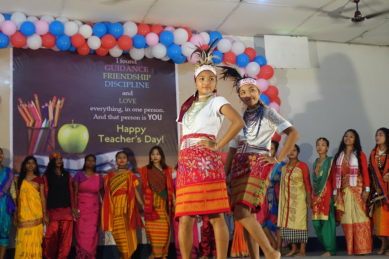 사진 3 다양한 전통복을 입고 패션쇼를 하는 학생들.JPG