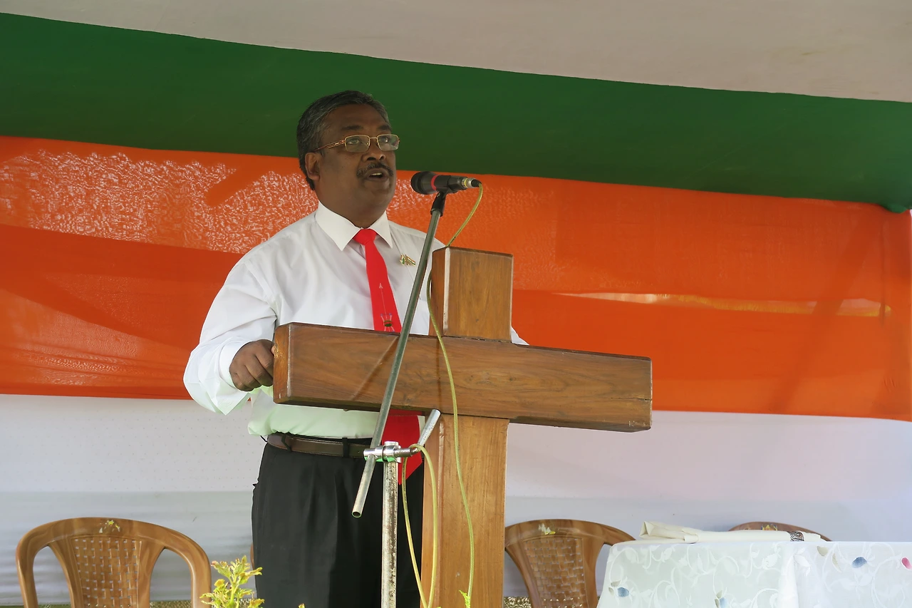 연설 중인 교장선생님.JPG