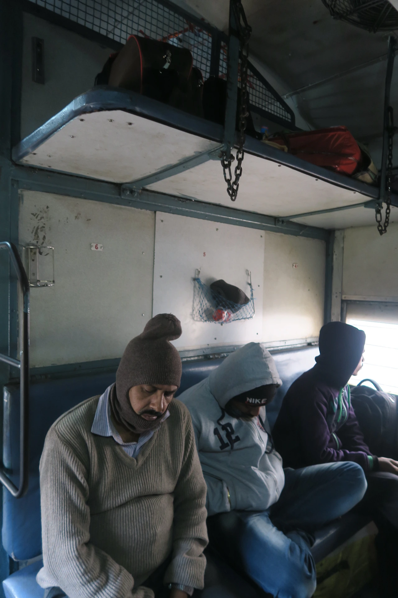 사진7-긴 기차여행을 하는 사람들.JPG