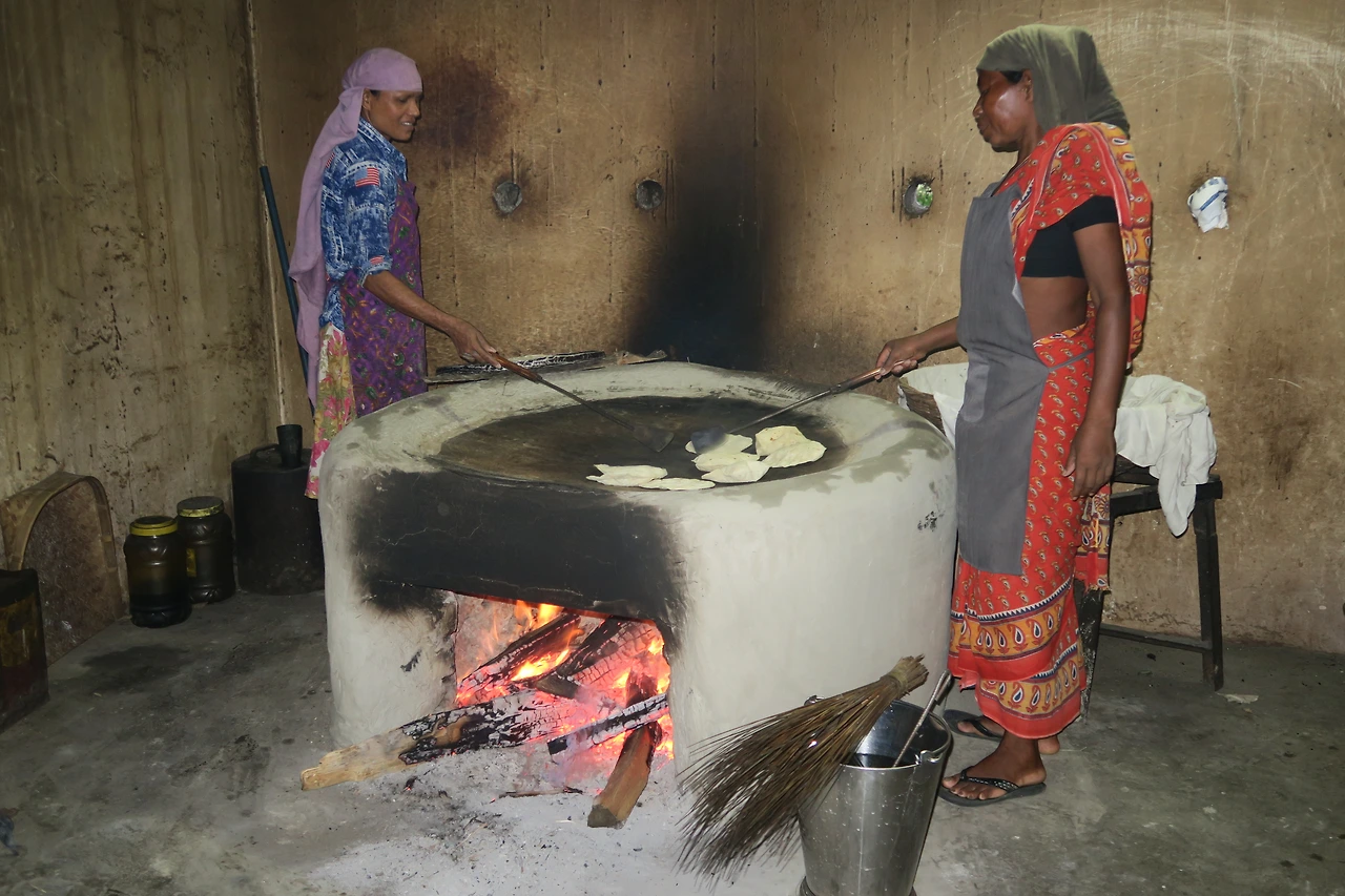 아궁이에서 차파티를 굽는 모습.jpeg