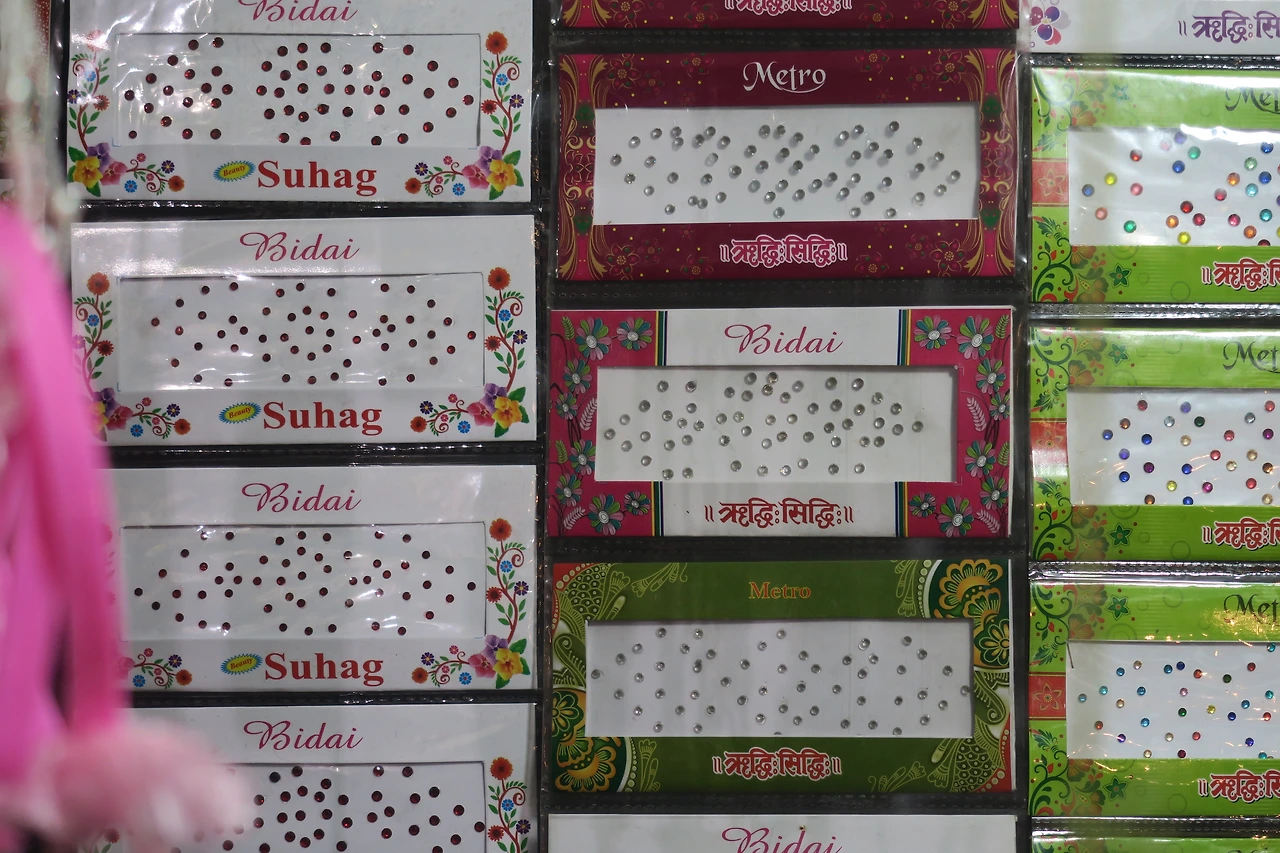 사진8-이마에 찍는 점 빈디 스티커.JPG