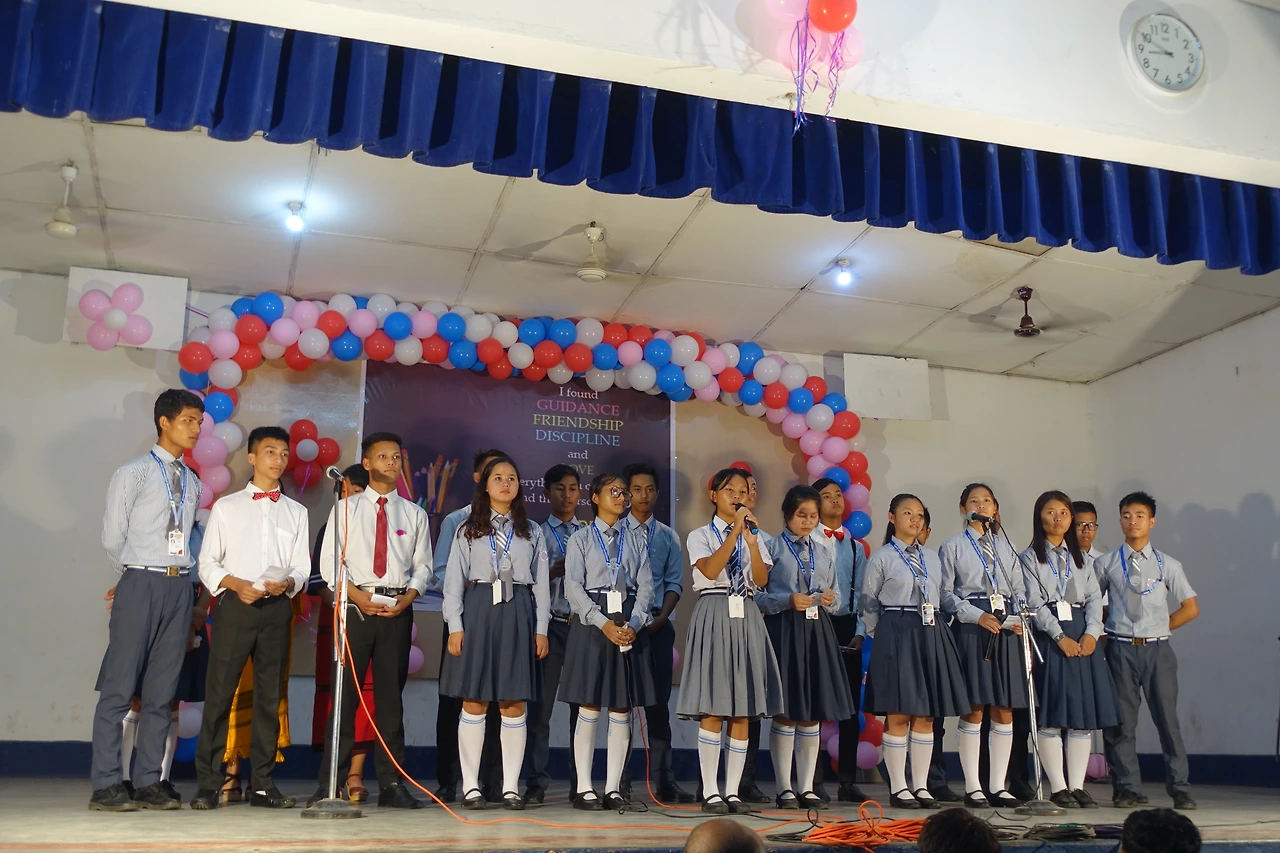 사진 2 선생님을 위한 노래를 부르는 학생들.JPG