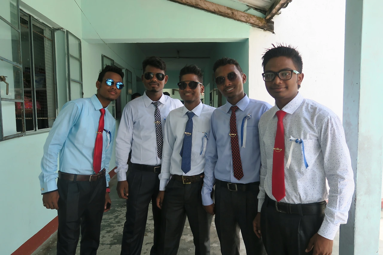 여기숙사 복도에서 사진찍는 남학생들.JPG