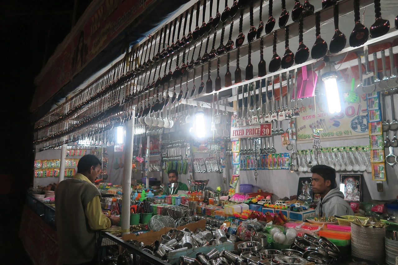 사진 3-예술 작품 처럼 전시해 놓은 숟가락들.JPG