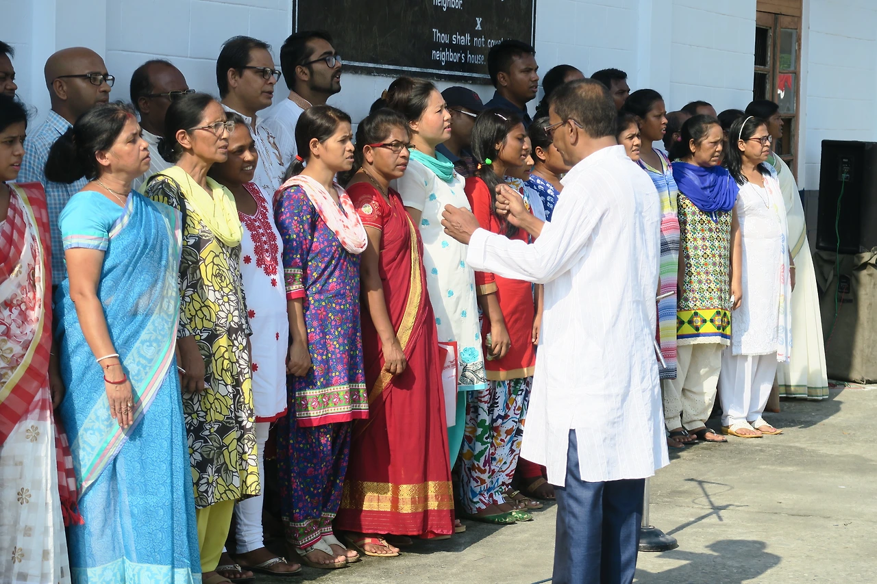 국가를 부르는 학교 선생님들.JPG