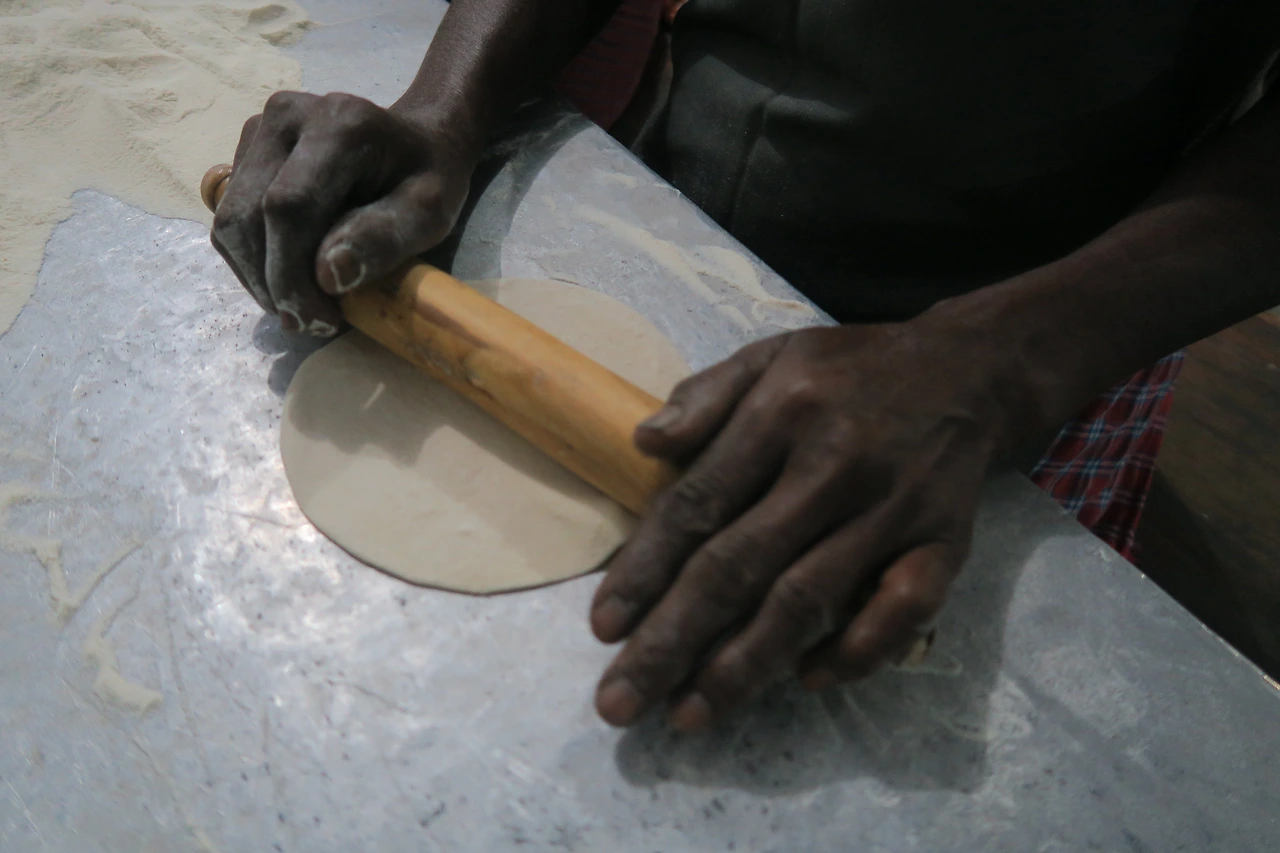 동그랗게 차파티를 만드는 모습.jpeg