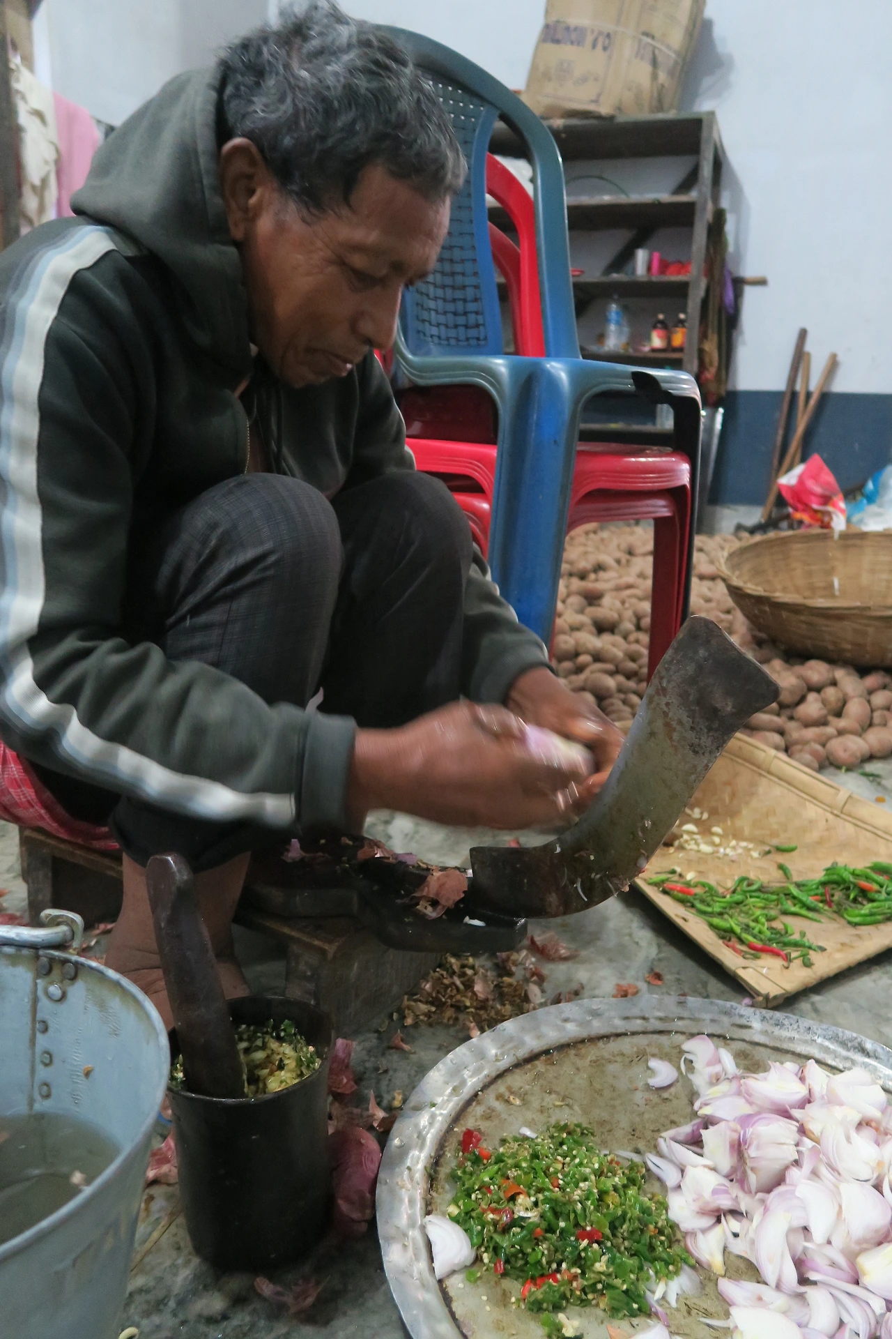 인도 전통 칼로 양파를 자를는 모습.jpeg