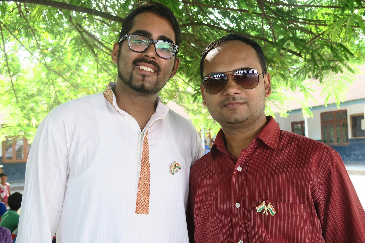 가슴에 인도 국기 배치를 달고 있는 모습.JPG