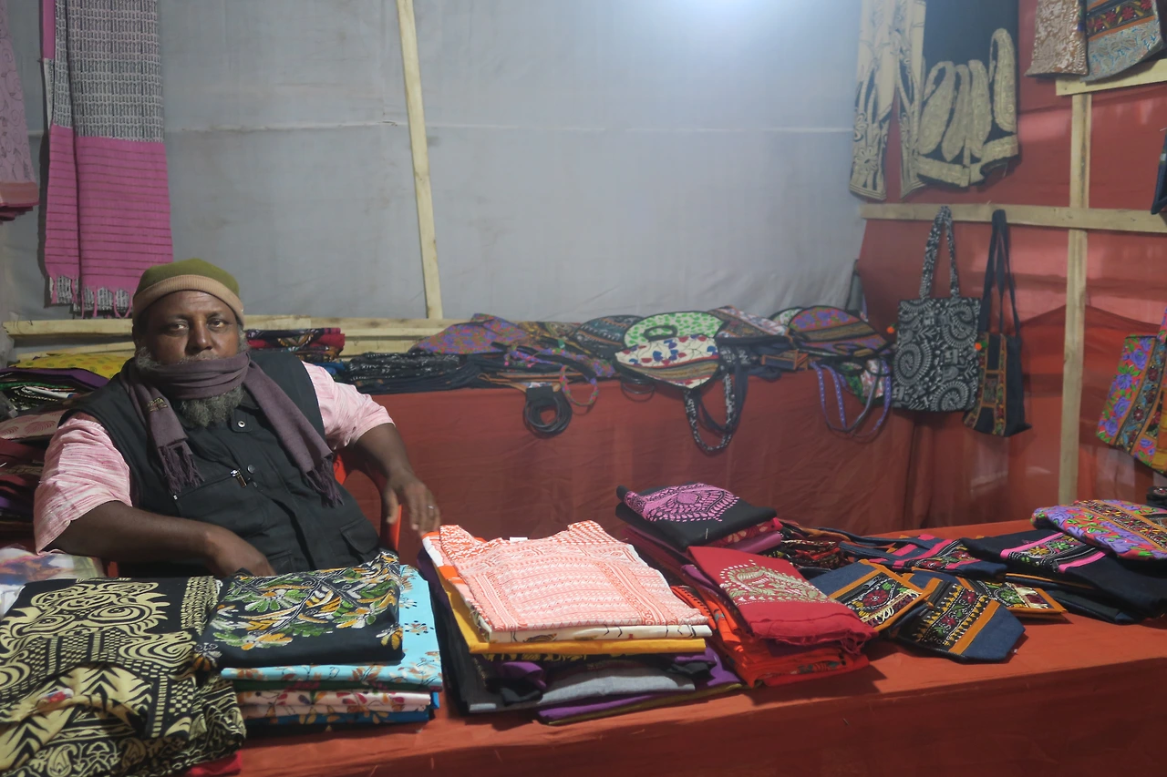 사진13-전통 옷과 가방을 파는 아저씨.JPG