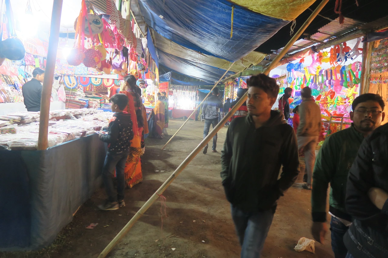 사진 4-멜라를 구경하는 사람들.JPG